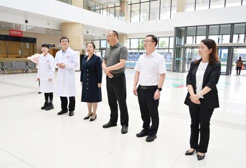 情满护士节 关爱暖人心 |县委常委,宣传部部长张华一行莅临我院慰问